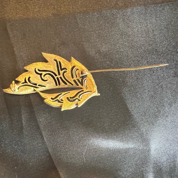 Leaf brooch Brass Gold Textured Swirls Leaves Modernist Boho brutalist Fall - Picture 4 of 9